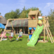 Speeltoestel Jungle Gym Resort met groene glijbaan en dubbele schommel van grenenhout